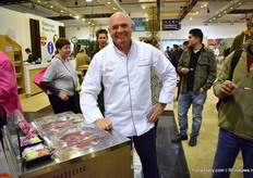 Cook Theo Clevers makes icecream of the edible roses of Pheno Geno.